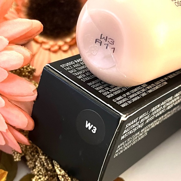 MAC Studio Radiance Face & Body Foundation W3 - Picture 10 of 12